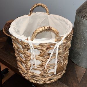 SALE‼️‼️‼️NWT Basket with Insert